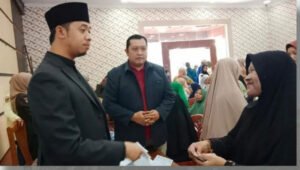 Menakjubkan, Dipenghujung Tahun 2023, Walikota Bukittinggi Serahkan BLT