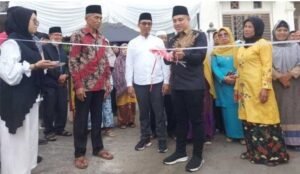 Ketua DPRD Bukittinggi Bantu Bangun Jalan Lingkung dan Riol di Aur Kuning