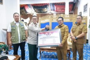 Bupati Tanah Datar Terima Bantuan Tahap 2 BNPB Pusat, Uang Rp 250 Juta