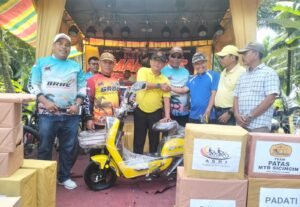 Jhon Kenedi Serahkan Hadiah Doorprize I SRBC, Sepeda Listrik Pada Alizar dari Payakumbuh