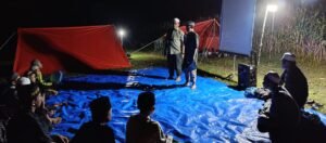 Santri Pondok Padi Lubas Nonton Bareng di Lapangan Bola Subarang Tangah