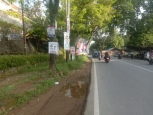 Pol PP Kota Padang Bongkar Baliho, Tapi Masih Ada Yang Tertinggal