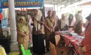 Ketua TP PKK Bukittinggi Fiona Agyta Erman Safar, Bawa Balita ke Posyandu