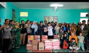 Bupati Menyerahkan Bantuan Bahan Pokok Pengungsi Gunung Marapi