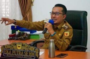 Tidak Benar Adanya Larangan Bupati, Desak Anies di Istano Pagaruyung