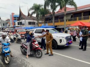Batusangkar Dihujani Abu Vulkanik, Bupati Tanah Datar Bagikan Masker 