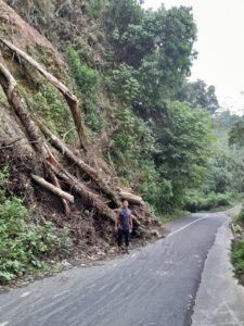 Jalan Lintas Langkat-Tanah Karo Longsor Tutup Setengah Badan Jalan