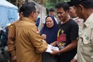 Bantuan Rp 7,5 Juta Diserahkan Bupati Kepada Korban Kebakaran