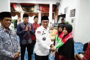 Bupati Tanah Datar Bersama Legislator Sumbar Lepas 43 Jamaah Umroh