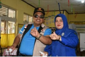 Suhatri Bur Bupati Pd. Pariaman dan Istri, Memilih di TPS 14 Kp. Guci