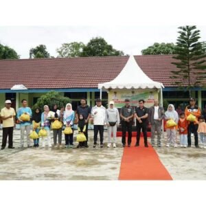 Bupati dan Ketua DPRD Solok Selatan Serahkan Bantuan Sembako di Abai