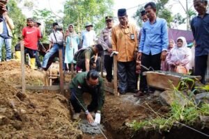Bupati Tanah Datar Eka Putra Letakan Batu Pertama Pekerjaan RTLH Badrijon