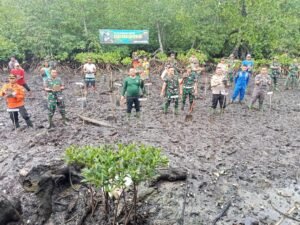 Bersama Forkopinda dan Masyarakat, PJ Bupati Mentawai, Tanam Bakau