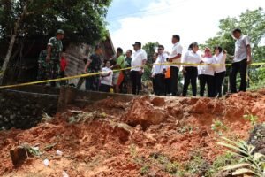 Rumah Warga Diberondong Longsor, Pj. Bupati Mentawai Turun ke Lokasi
