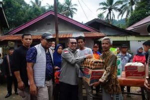 Bupati Tanah Datar Serahkan Bantuan Korban  Banjir Bandang Nagari Barulak