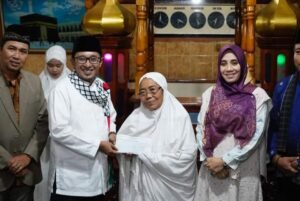 Tim  TSRK Bupati Tanah Datar Eka Kunjungi Masjid Tertua Ber icon Batu