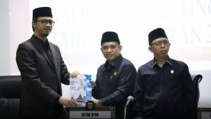 Wali Kota Bukittinggi Erman Safar Hantarkan LKPJ Tahun 2023