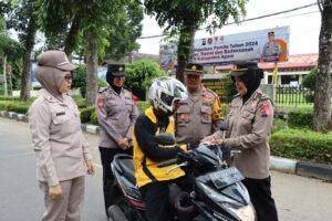 Peduli Sesama, Polwan Dan ASN Polres Agam Bagikan Ratusan Paket Takjil