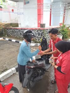 Berkah Ramadhan SPBU PT. Gunung Sago Prima Bagikan Takjil Gratis
