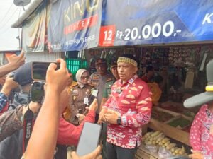 Pj Bupati Mentawai Turun Lapangan Pantau Langsung Kenaiknya Harga Pangan Pokok