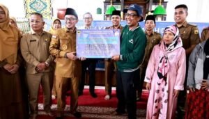Bantuan AUTP Diserahkan Bupati Eka Kepada Petani Gagal Panen