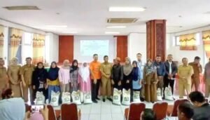 Paham Kondisi Rakyat, Bukittinggi Serahkan Bantuan Pangan Tahun 2024