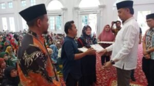 Pemko Bukittinggi Menyerahkan Bantuan Pendidikan Pada 3 PNS