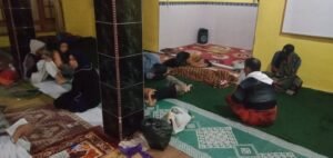 Banjir Mendera, Orang Tua Amankan Peralatan Rumah, Anak Mengapung