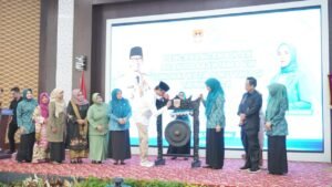 Wako Bukittinggi Pukul Gong Canangakan Bulan Bhakti Dasawisma