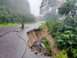 Jalan Longsor di Malalak, Kendaraan Roda 4 dan 2 Masih Dapat Melintasi