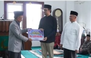 Wako Bukittinggi Serahkan Dana Hibah Rp 5 Milyar Untuk Masjid Jamik, Tarok