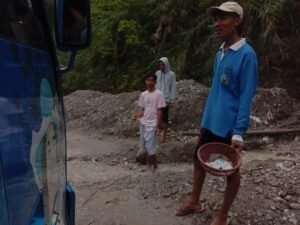 Sengsara Bawa Nikmat, Material Longsor Jadi Sumber Penghidupan