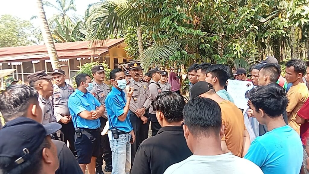 100-san Warga 2 Desa Blokir Pintu Masuk PT Tindaon Bujing