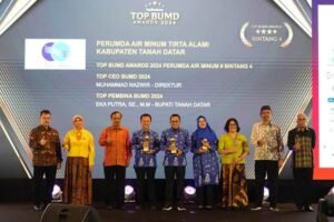 Makin Hebat Tanah Datar, Bupati Eka Putra Raih Penghargaan Top BUMD