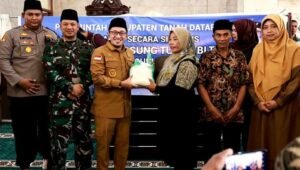 Bupati Tanah Datar Eka Serahkan 69 Ton Beras BLT Untuk Kel. Kurang Mampu