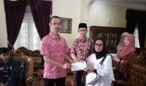 Peduli Anak Yatim, Korpri Pemda Kota Bukittinggi Serahkan Santunan