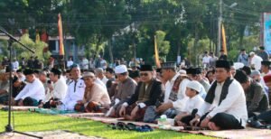 Ketua DPRD Agam, Novi Irwan, Shalat Id Bersama Dilapangan Kantor Bupati