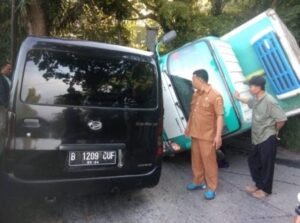 Akses Jalan Kelok 44 Maninjau Kembali Tersekat, Truk Terbalik di Kelok 17
