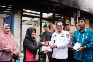 Bupati Tanah Datar Serahkan Bantuan Baznas Rp21 Juta Korban Kebakaran