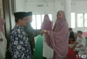 Pengurus Masjid Baitul Makwa Serahkan Bantuan 29 Anak Yatim