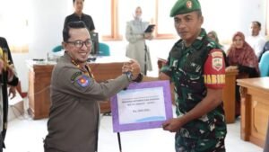 Honorarium Bhabinkamtibmas, Babinsa Tanah Datar Diserahkan Bupati Eka