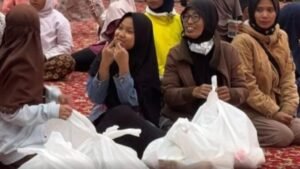 Pemko Bukittinggi Buka Bersama 100-san Anak Yatim, Sekali Gus Disantuni