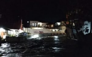 3 Jam Hujan Mengguyur, Bukittinggi Dikepung Banjir, 50 Rumah Terendam