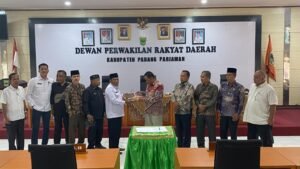 Wakil Bupati Pd. Pariaman, Serahkan Nota Penjelasan LKPJ Bupati 2023
