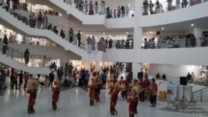Sanggar Seni Tapak Carano dan Edelweis Bukittinggi Ramaikan Pasar