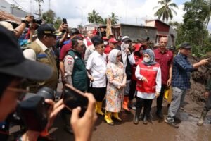 Jusuf Kalla dan Isteri Mufidah Jusuf Kalla Tinjau Bencana Tanah Datar