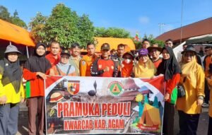 Pramuka Peduli Agam Membersihkan Material Banjir Bandang Bukik Batabuah