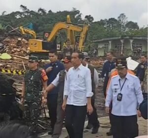 Presiden RI Jokowi Didampingi Bupati Agam ke Lokasi Bencana, Kunjungi Tenda Pengungsian