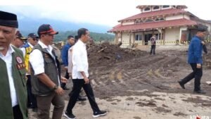 Presiden Kunjungi Lokasi Bencana Banjir Bandang Agam, Serahkan Santunan