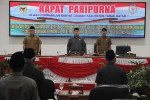 Pertanyaan Delapan Fraksi  DPRD Ditanggapi Bupati Tanah Datar